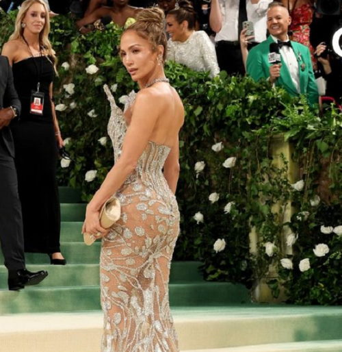 У "голій" сукні з 2,5 мільйонами намистин: Дженніфер Лопес приголомшила розкішним образом на Met Gala